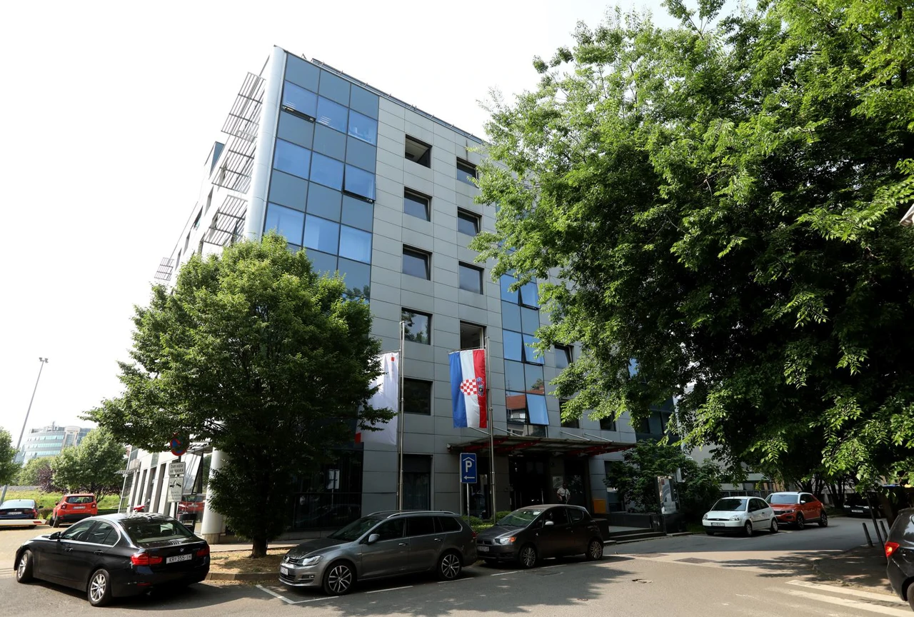 Policija u zgradi HAC-a, Foto:  Robert Anic /Pixsell
