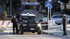 Talijanski karabinjeri na mostu koji povezuje sjeverni i južni dio Kosovske Mitrovice 