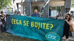 Sudionici ispred Ministarstva razvili transparent ''Čega se bojite?''