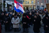 Muškarci kleče na Trgu, Foto: Zeljko Hladika/PIXSELL
