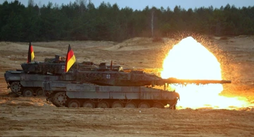 Par njemačkih Leoparda 2A6 na vježbi "Iron Spear" 2023. godine
