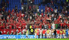 Igrači Švicarske slave s navijačima, Foto: Alberto Lingria/REUTERS