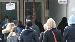 Građani čekaju testiranje na COVID-19 ispred bolnice Sestara milosrdnica