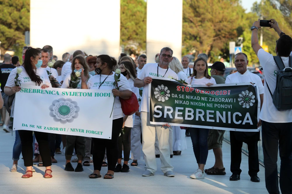 Rijeka: Tradicionalni mimohod Srebrenica svijetom hodi, povodom 26. obljetnice genocida, Foto:  Goran Kovacic/PIXSELL