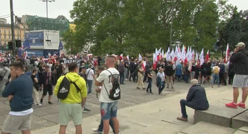 Tisuće ljudi na antiimigracijskim prosvjedima u Varšavi i širom Poljske