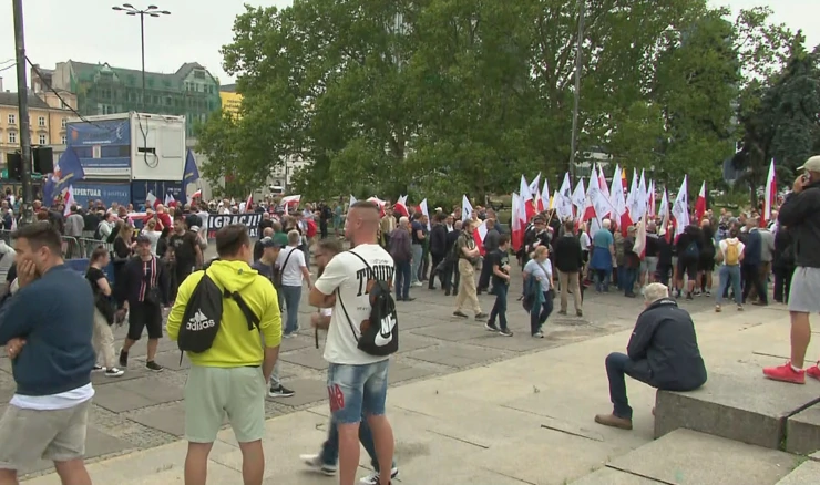 Tisuće ljudi na antiimigracijskim prosvjedima u Varšavi i širom Poljske