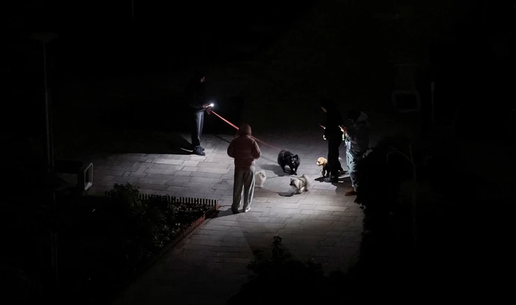 Stanovnici Kijeva na ulici za vrijeme nestanka struje