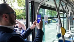 Gradonačelnik je novinarima demonstrirao kupnju karata putem mobitela