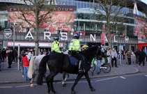 Navijači Arsenala ispred stadiona Emirates, Foto: David Klein/REUTERS