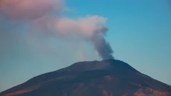 Etna izbacuje lavu