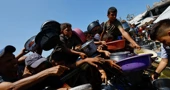Palestinci čekaju kako bi preuzeli hranu iz humanitarne kuhinje