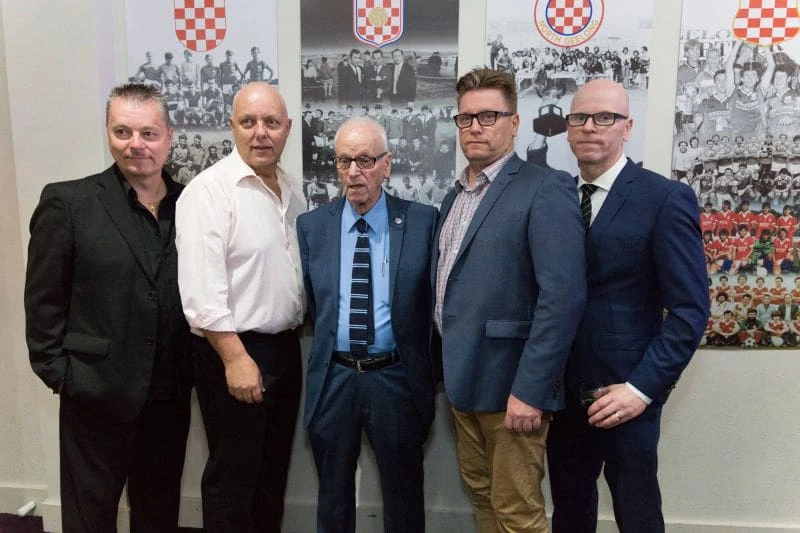 Aldo Siketa i sinovi  u klupskim prostorijama North Geelong Warriors FC-a, kluba koji je suosnovao davne 1967., Foto: North Geelong Warriors/.