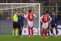Gabriel i Lautaro Martinez dobili su žute kartone, Foto: Claudia Greco/REUTERS