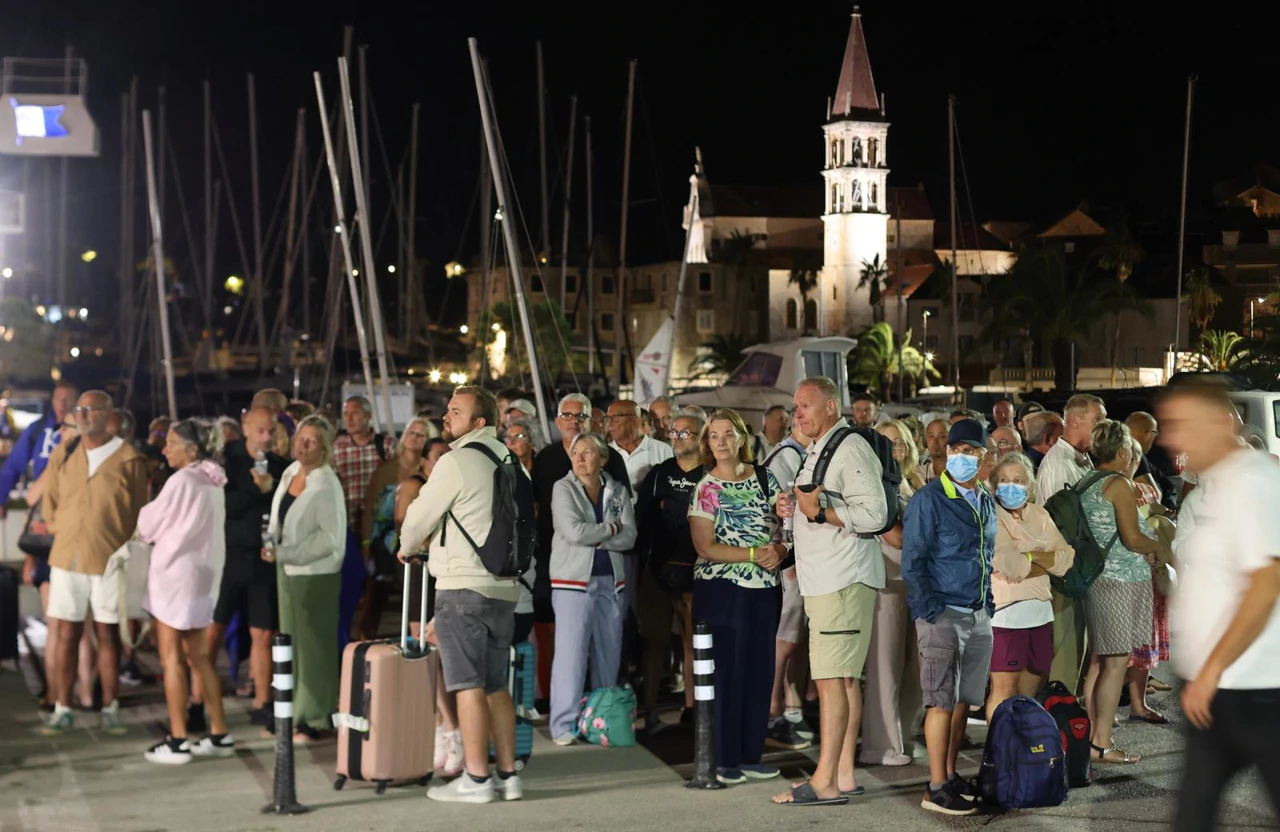 Milna: Zbog požara turisti proveli noć na rivi, Foto: Ivo Cagalj/Pixsell