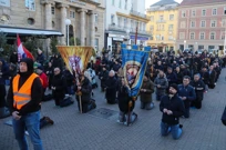 Muškarci kleče na trgu, Foto: Zeljko Hladika/PIXSELL