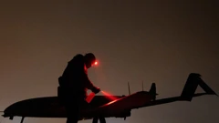 Ukrajinski vojnik priprema dron za napad na Rusiju