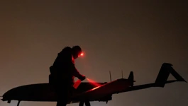 Ukrajinski vojnik priprema dron za napad na Rusiju