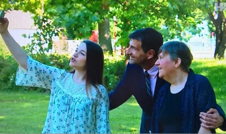 Anamarija i Marija Hribar, prof. dr. sc.Robert Trotić, član operativnog tima koji je ugradio prvu umjetnu pužnicu u RH 