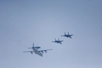 Zrakoplov za nadzor i rano upozoravanje KongJing-500A u pratnji zrakoplov J-16, Foto: Maxim Shemetov/Reuters