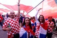 Navijači ispod najveće hrvatske zastave, Foto: Sanjin Strukic/PIXSELL