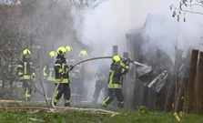 Vatrogasci gase požar u Sesvetama, Foto: Goran Mehkek/CROPIX