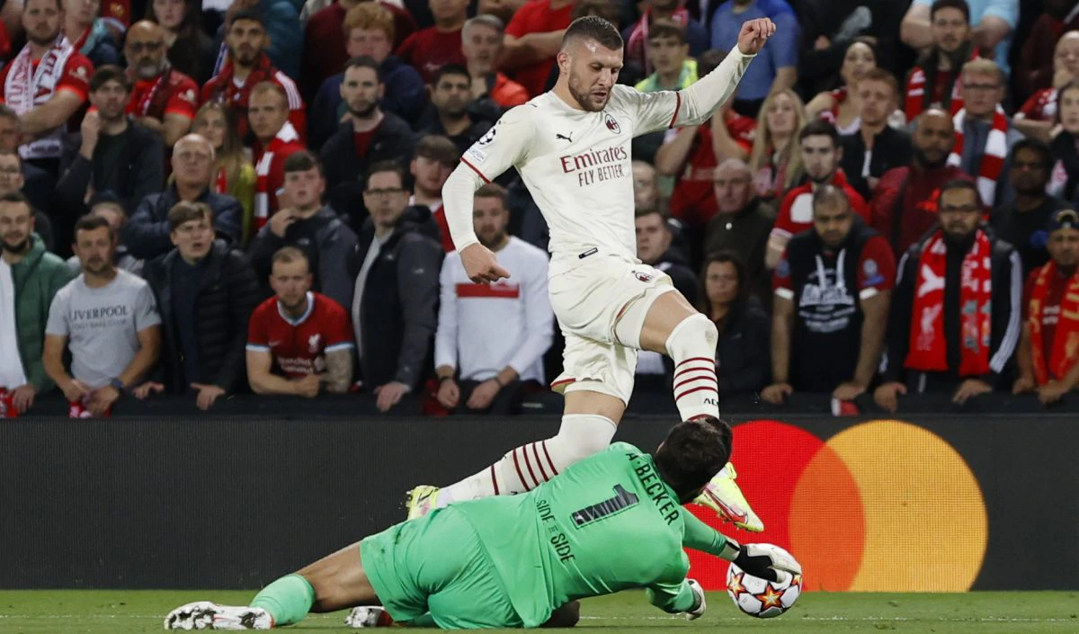 Ante Rebić i vratar Alisson , Foto: Phil Noble/REUTERS