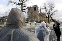 Parižani i političari okupljaju se oko Notre-Dame, visoke mjere sigurnosti, Foto: Kevin Coombs/Reuters