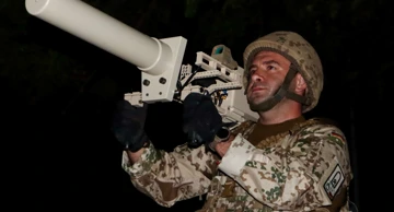 Pripadnik Bundeswehra s protudronskim oružjem