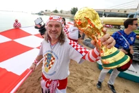 Hrvatski navijači razvili zastavu ispred hotela Vatrenih, Foto: Igor Kralj/PIXSELL