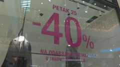 Strpljivo se jutros čekalo da trgovine otvore svoja vrata