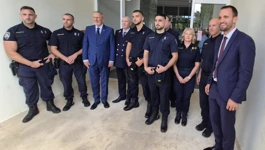 Ministar Božinović s policajcima