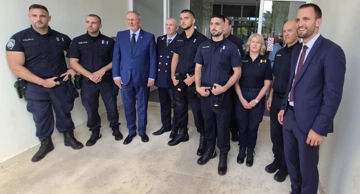 Ministar Božinović s policajcima