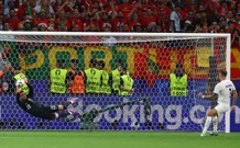 Diogo Costa brani udarac Jure Balkovca, Foto: Lee Smith/REUTERS
