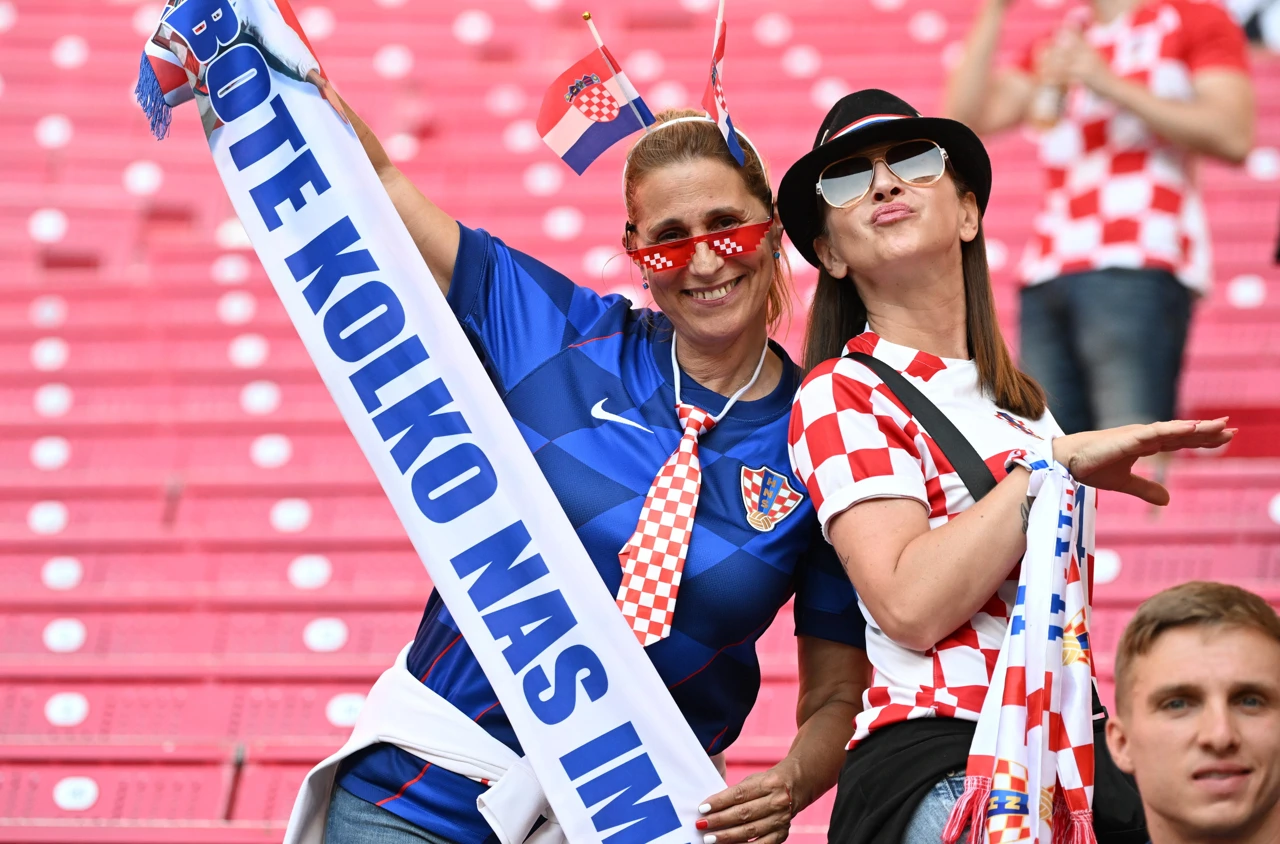 Hrvatske navijačice na stadionu, Foto: Ante Cizmic/CROPIX