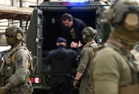 Privođenje osumnjičenih za trgovinu drogom pod pratnjom specijalne policije , Foto: Marko Lukunic /Pixsell