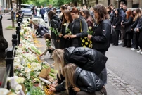 Suze i zapaljene svijeće ispred škole gdje je ubijeno osam učenika i zaštitar, Foto: Antonio Bronic/REUTERS