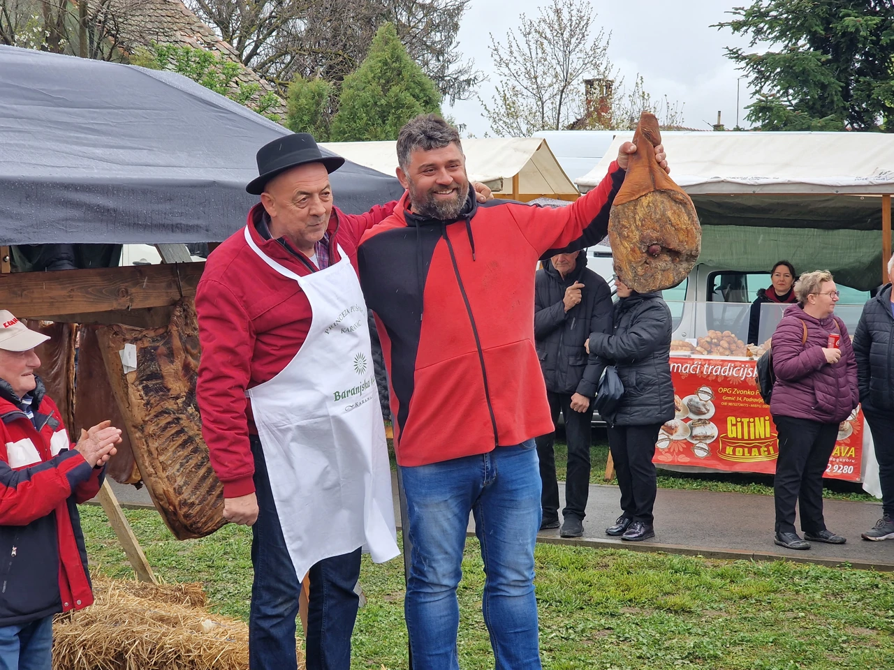 Mario Sokač s osvojenom šunkom, Foto: Krunoslav Inhof/HRT Radio Osijek