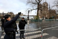 Parižani i političari okupljaju se oko Notre-Dame, visoke mjere sigurnosti, Foto: Kevin Coombs/Reuters