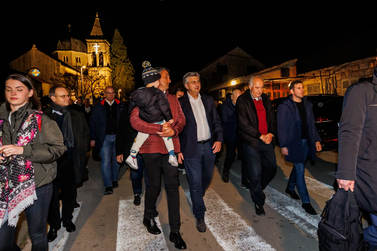 Premijer Plenković sudjelovao u tradiciji procesije "Za križen" 