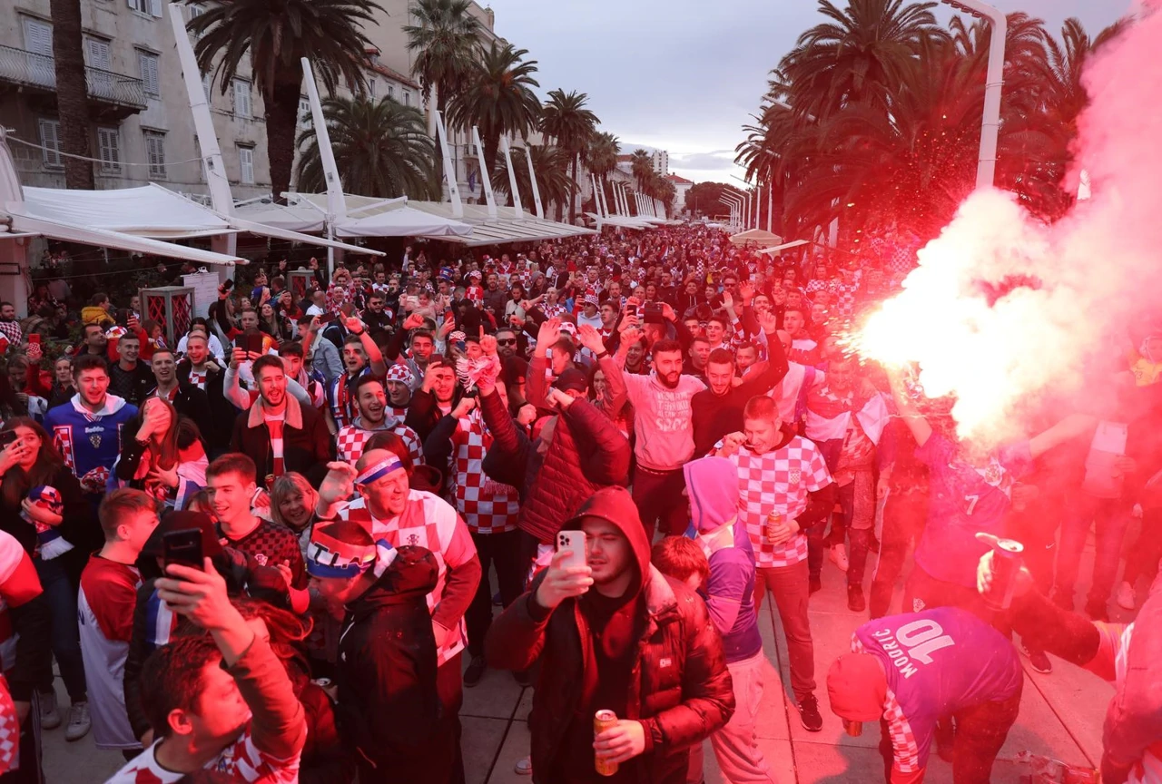 Bakljada na splitskoj Rivi uoči utakmice Hrvatske i Rusije , Foto: Ivo Čagalj/PIXSELL