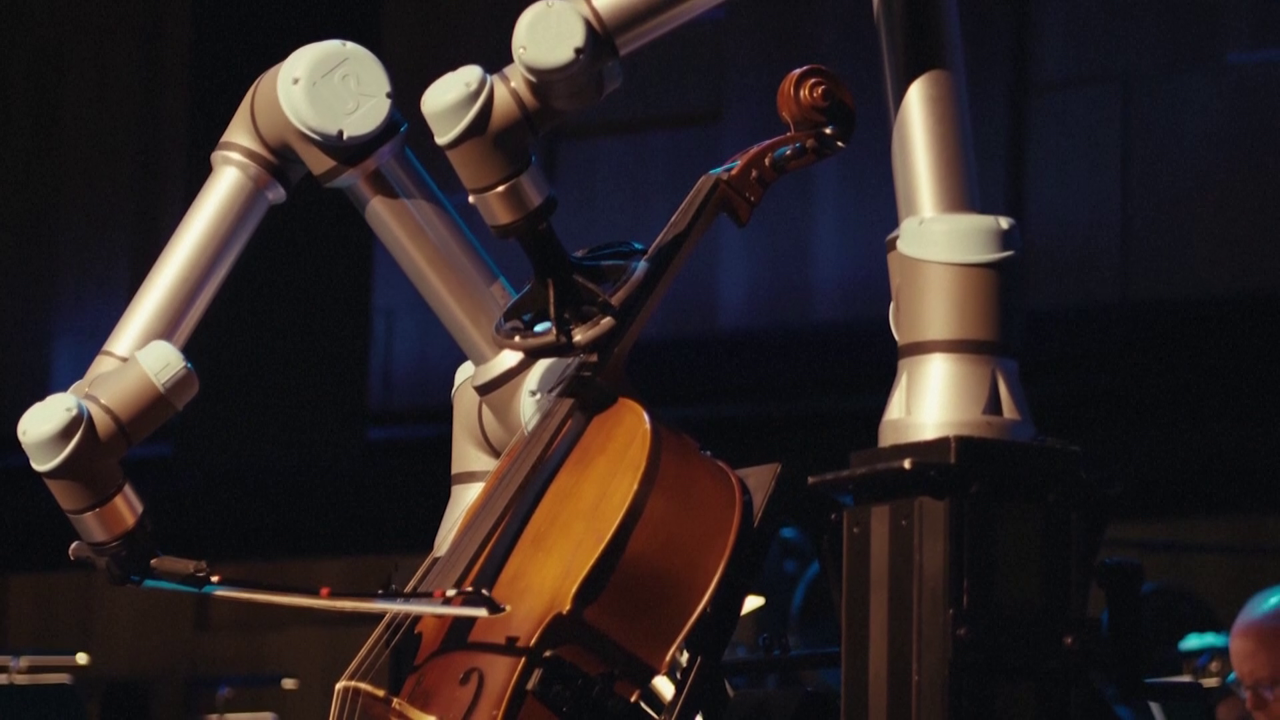 Robot svira violončelo