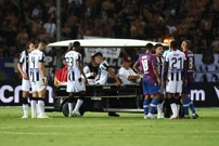 Ozlijeđeni Soares napušta teren, Foto: VASILIS VERVERIDES/MOTION TEAM /PIXSELL