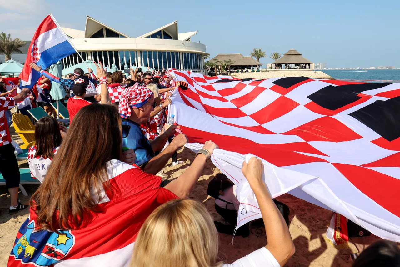 Hrvatska zastava na plaži ispred hotela