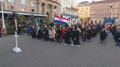 Muškarci klečali na Trgu