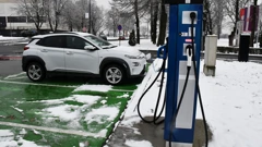 Ilustracija/električni automobil na punjenju