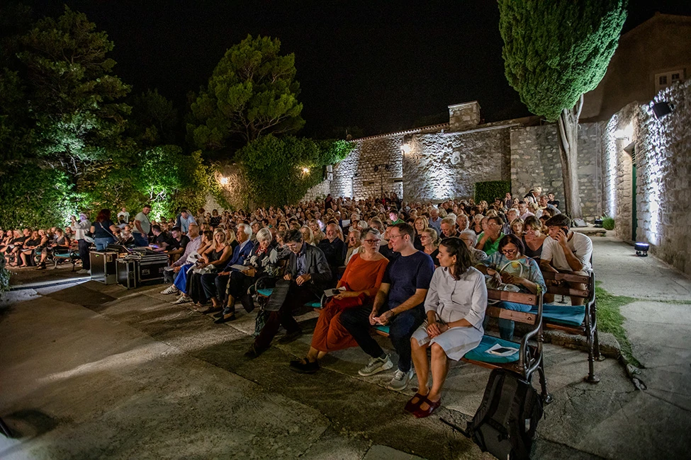 Početak koncerta pod otvorenim svodom rapskog kina