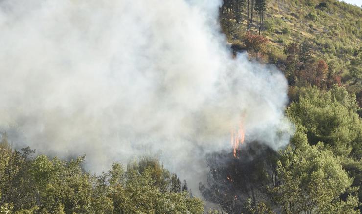 Lokaliziran požar na Jakljanu, vatrogasci nastavljaju sanaciju požarišta