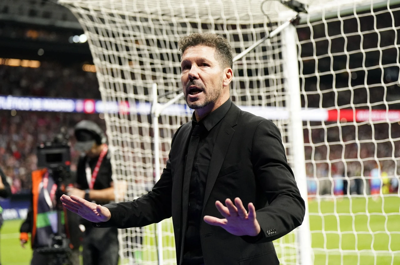 Diego Simeone pred tribinama s navijačima Atletico Madrida , Foto: Ana Beltran/REUTERS