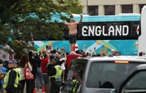 Navijači pozdravljaju engleske nogometaše koji dolaze na Wembley, Foto: Peter Cziborra/REUTERS