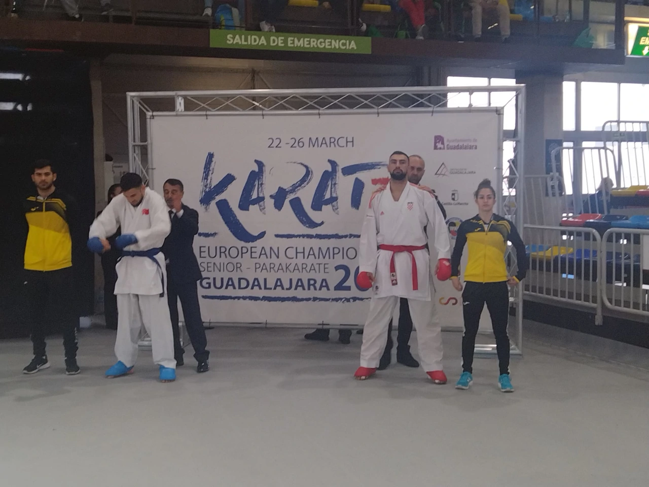 Kvesić (desno) prije borbe za broncu